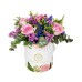 Σύνθεση σε λουλουδάτο κουτί πολυτελείας με ολόφρεσκα άνθη για κάθε περίσταση